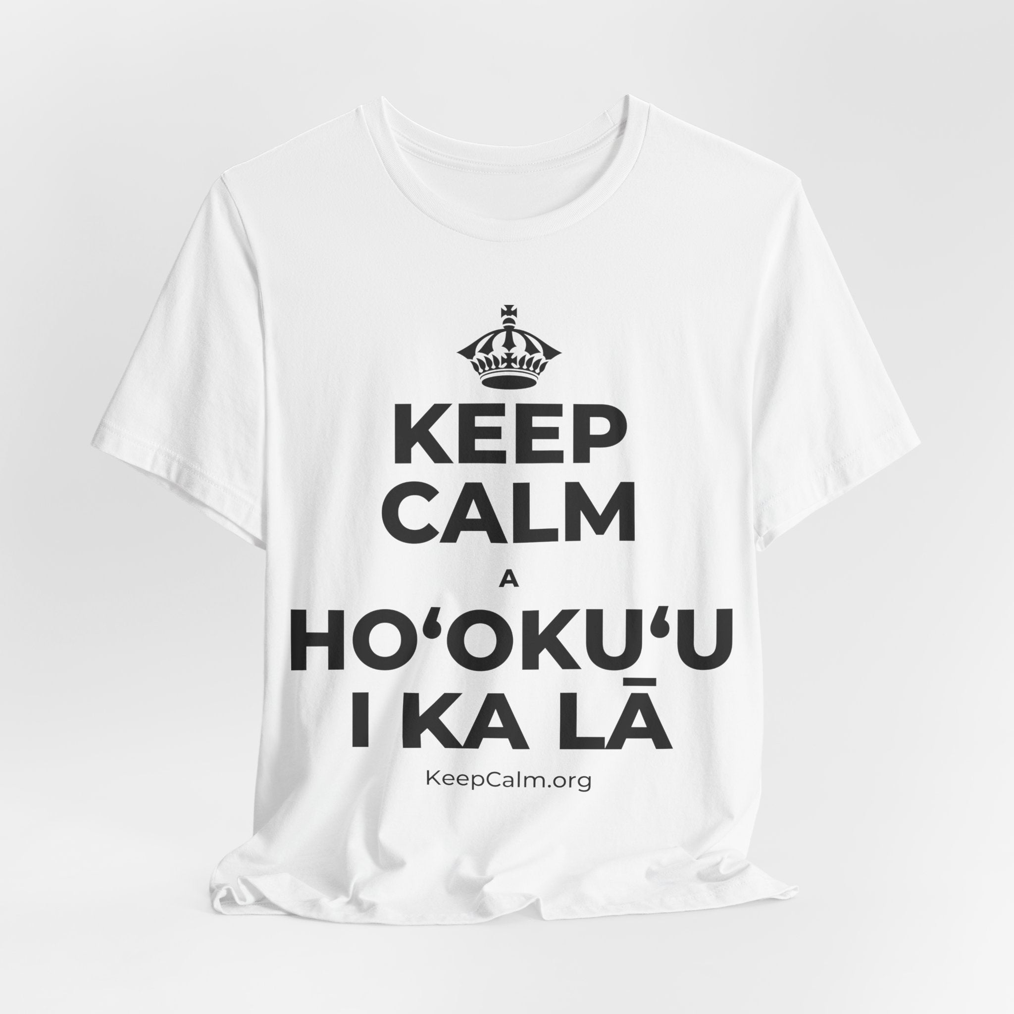 KEEP CALM A HOʻOKUʻU I KA LĀ T-Shirt (White–Asphalt)