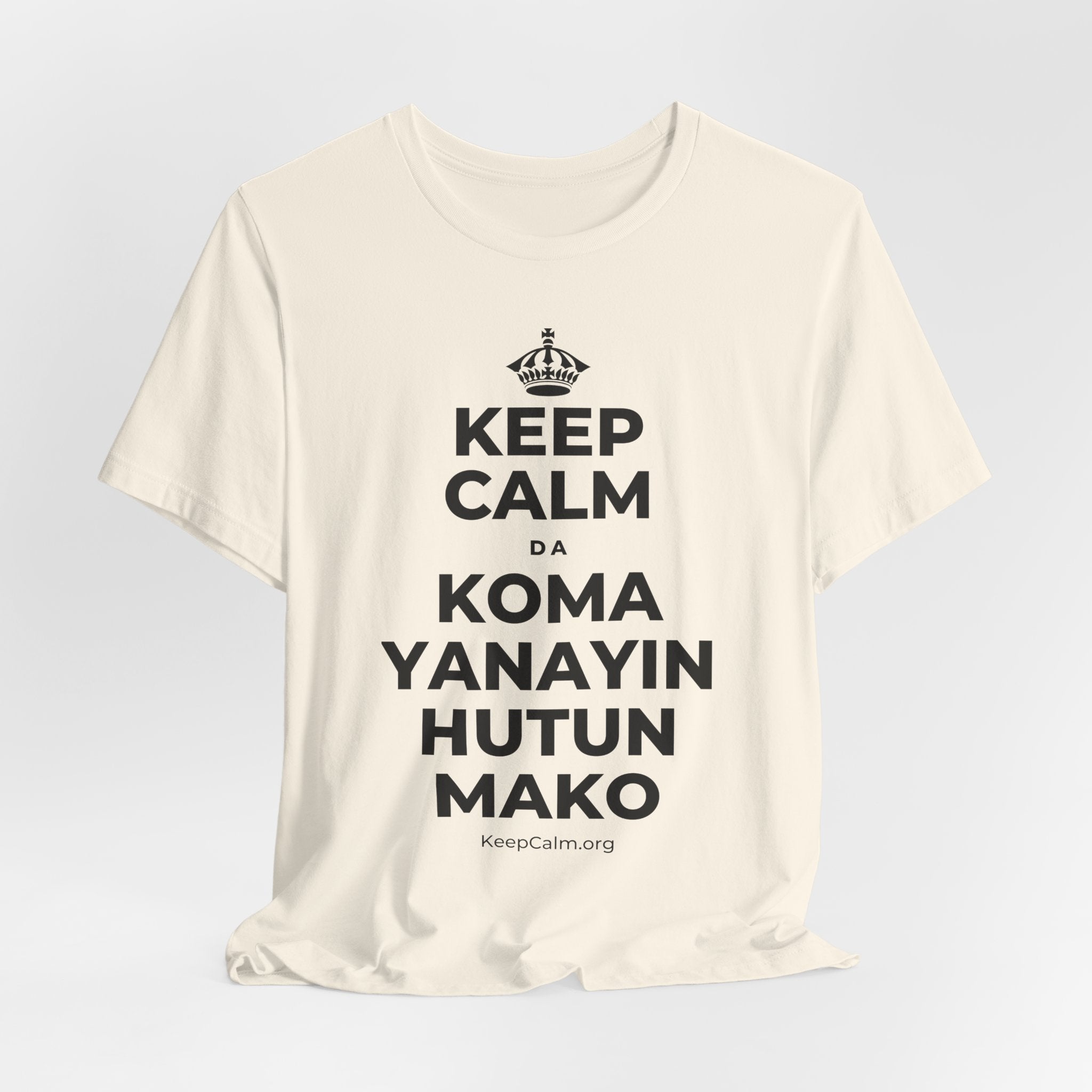 KEEP CALM DA KOMA YANAYIN HUTUN MAKO T-Shirt (White–Asphalt)