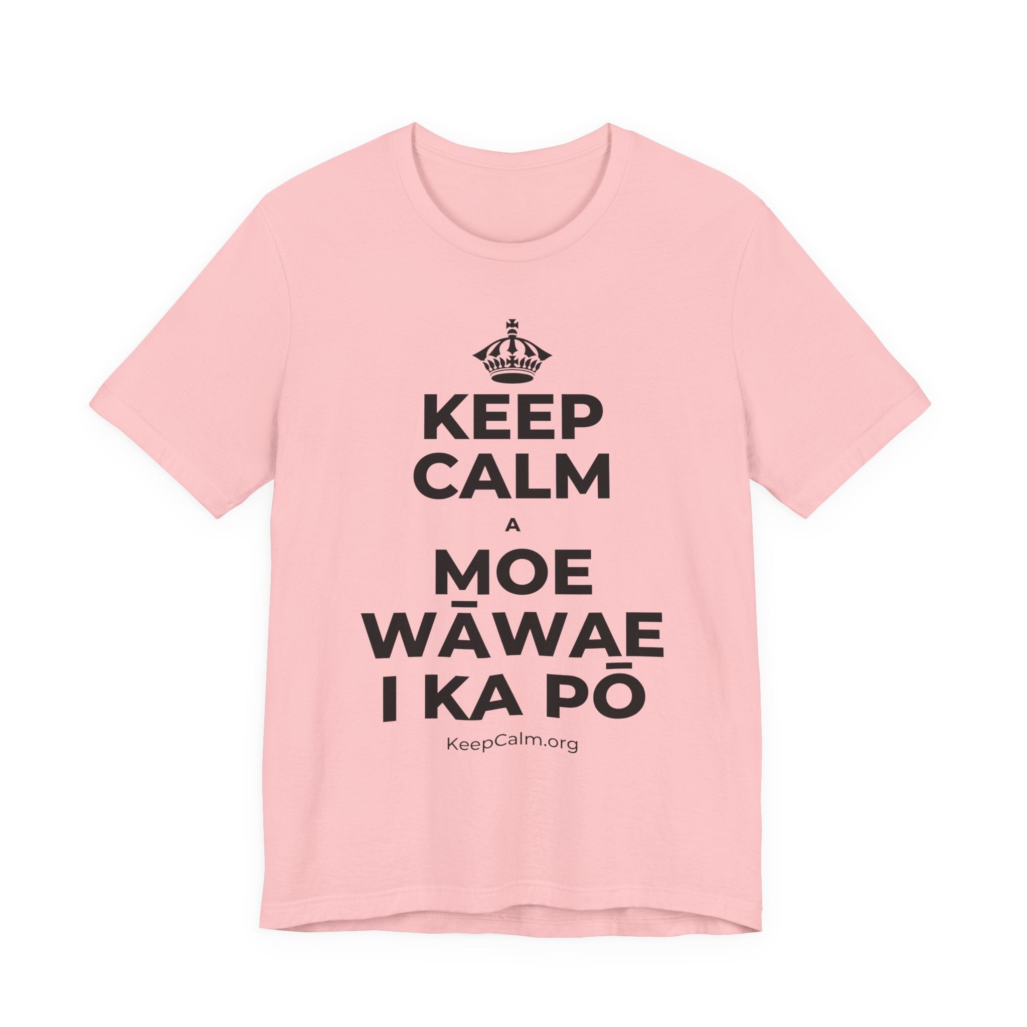 KEEP CALM A MOE WĀWAE I KA PŌ T-Shirt (White–Asphalt)