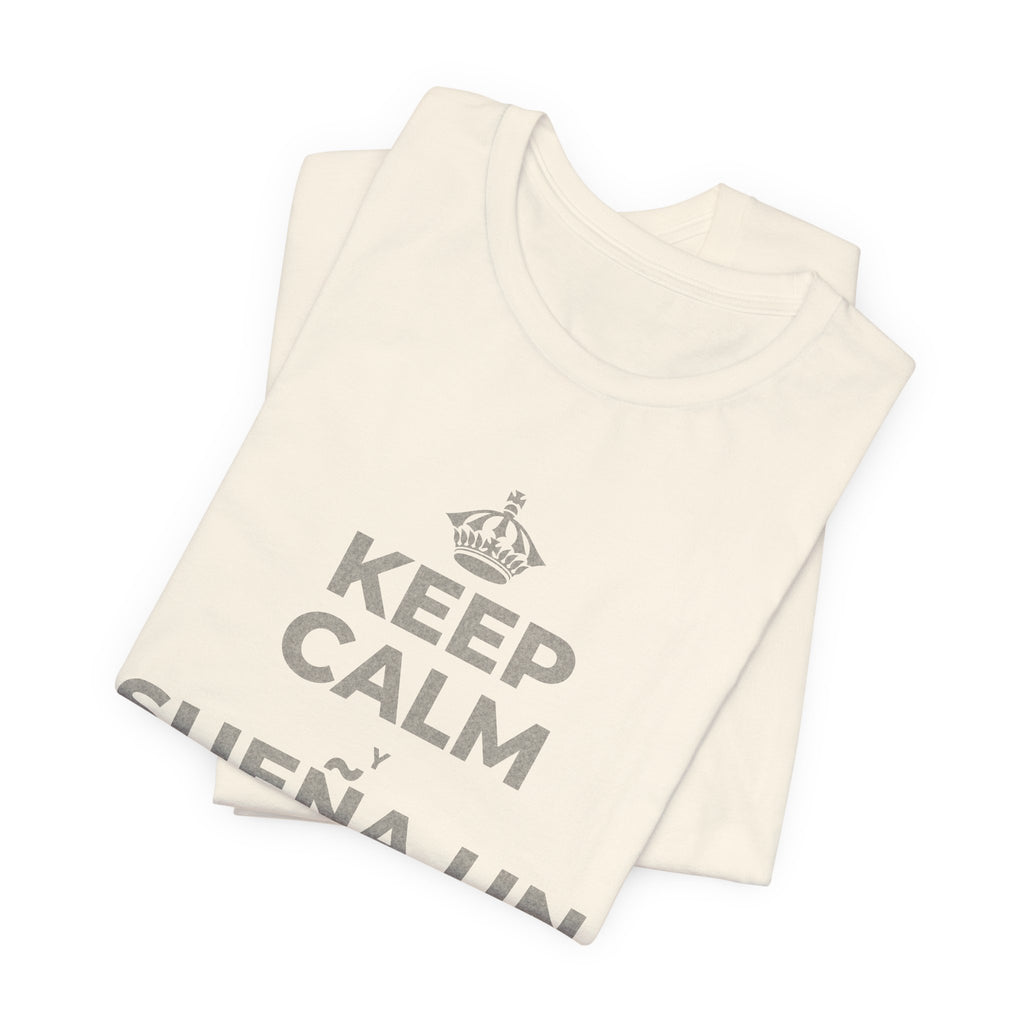 KEEP CALM Y SUEÑA UN POCO MÁS GRANDE T-Shirt (White–Asphalt)