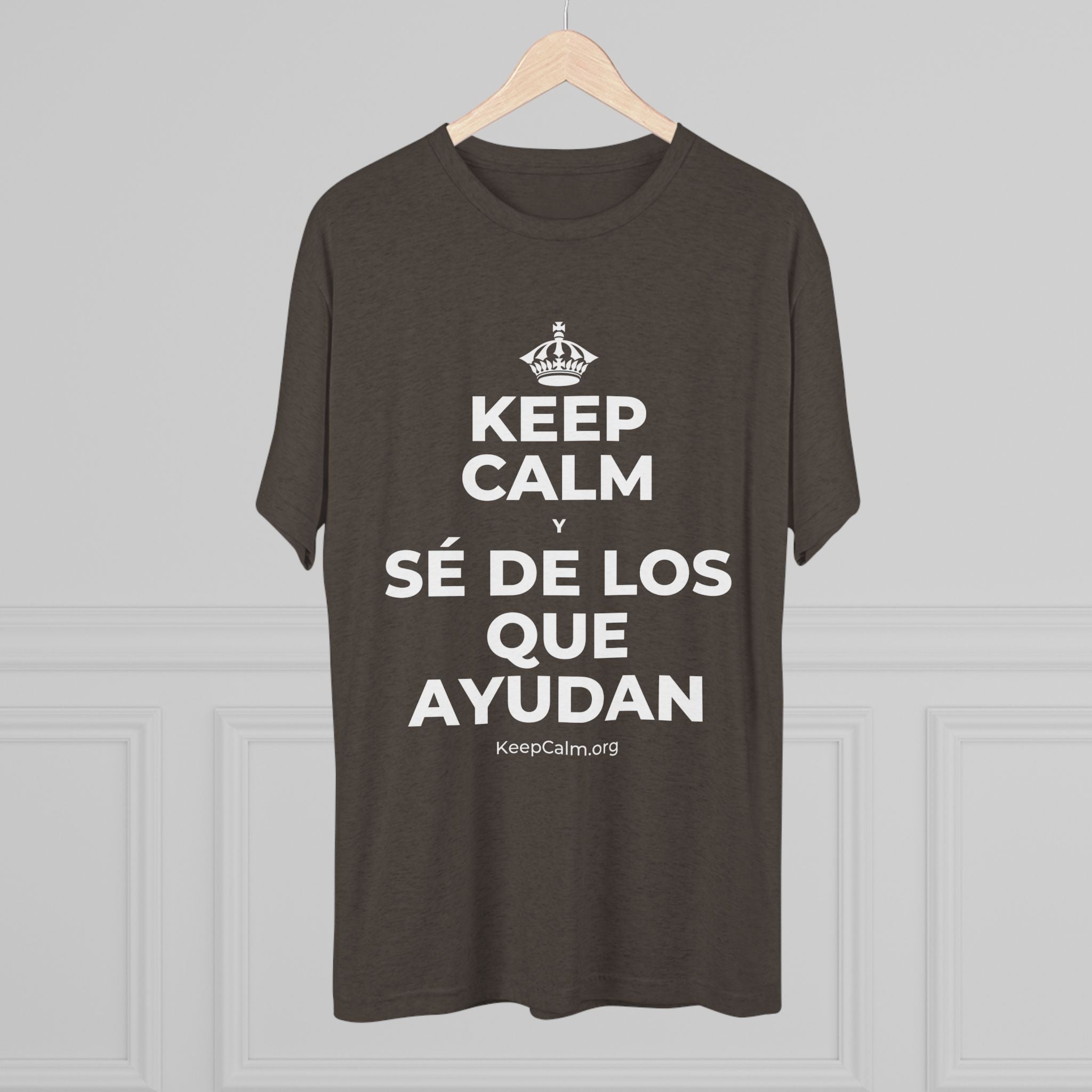 KEEP CALM Y SÉ DE LOS QUE AYUDAN Tri-Blend Tee