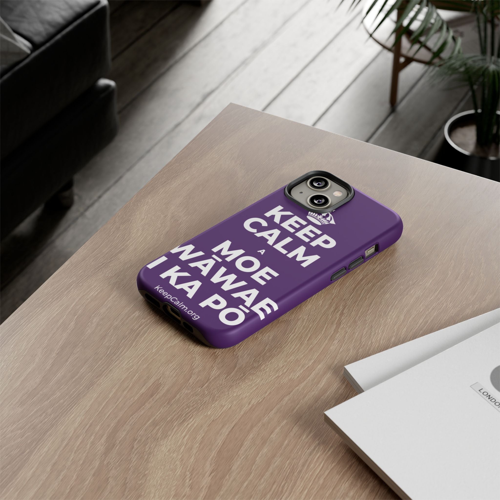 KEEP CALM A MOE WĀWAE I KA PŌ Phone Case