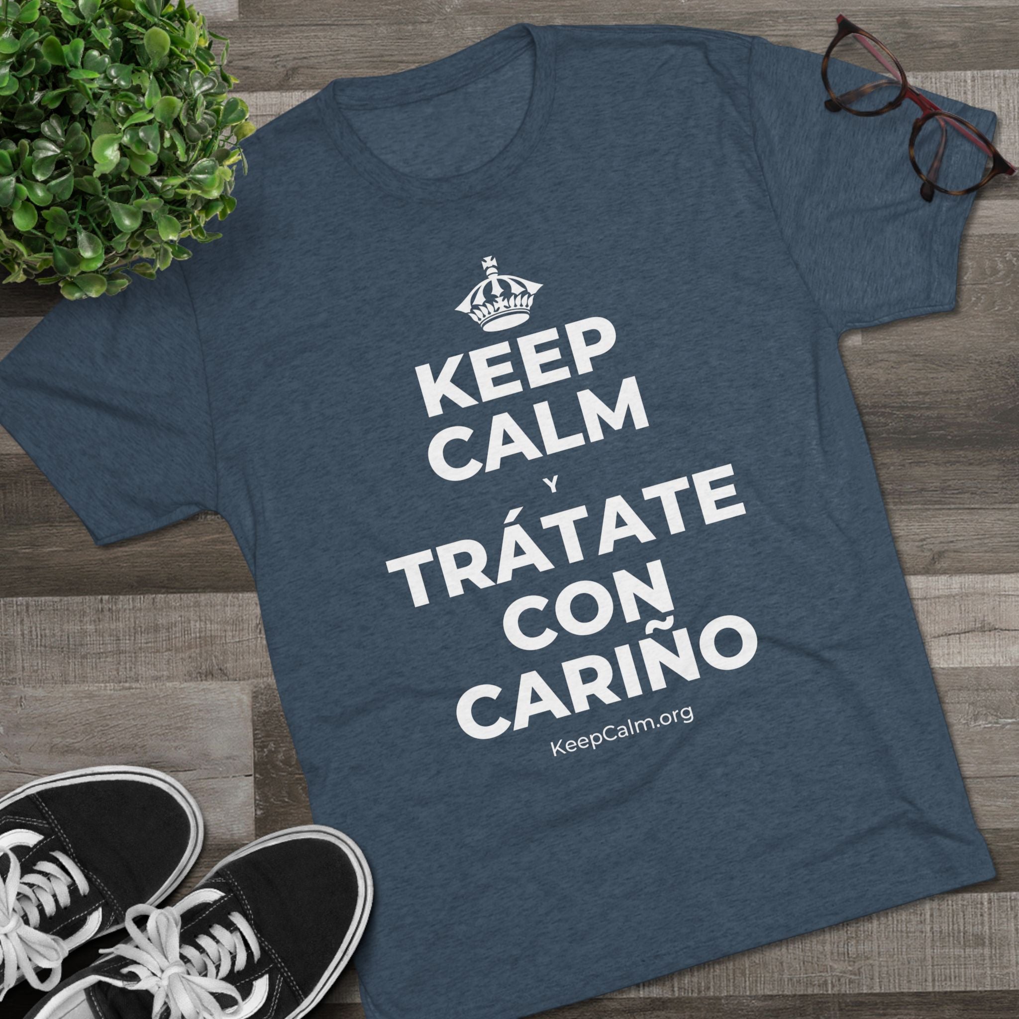 KEEP CALM Y TRÁTATE CON CARIÑO Tri-Blend Tee