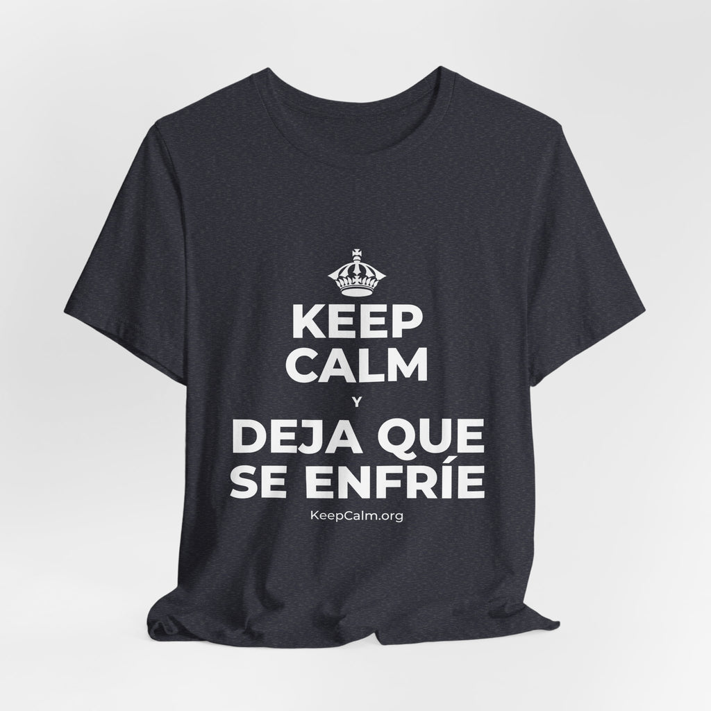 KEEP CALM Y DEJA QUE SE ENFRÍE T-Shirt (White–Asphalt)