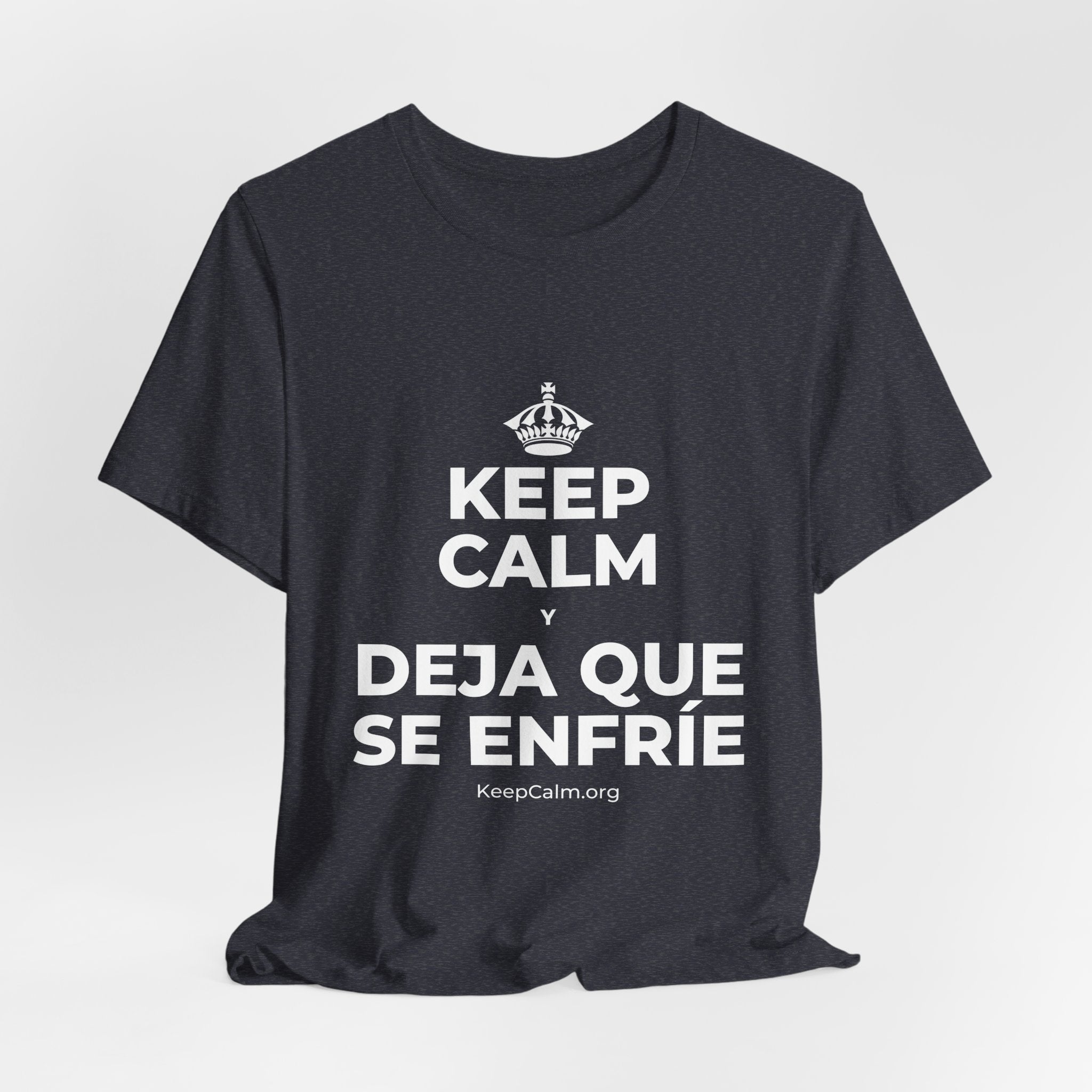 KEEP CALM Y DEJA QUE SE ENFRÍE T-Shirt (White–Asphalt)