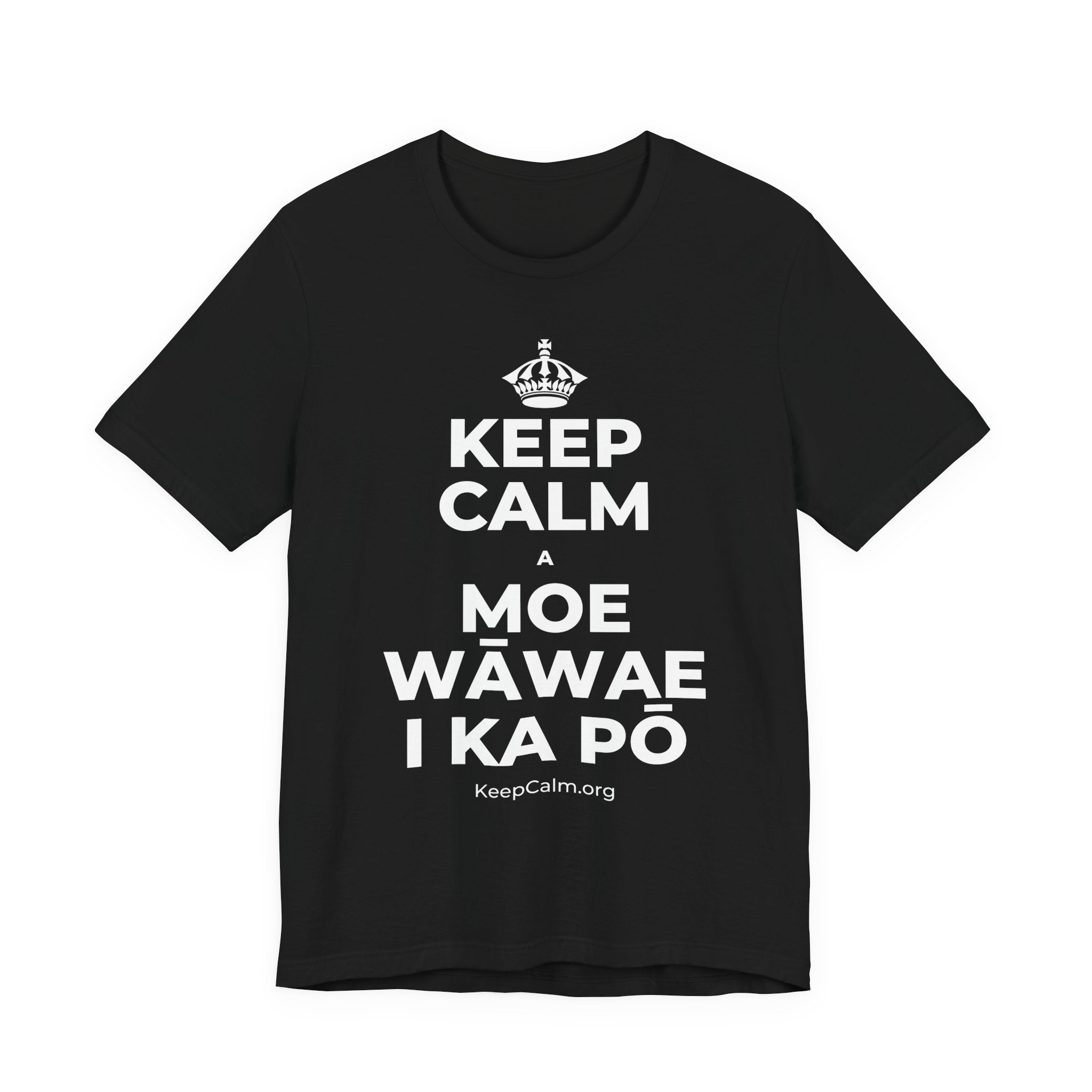 KEEP CALM A MOE WĀWAE I KA PŌ T-Shirt (White–Asphalt)