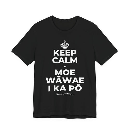 KEEP CALM A MOE WĀWAE I KA PŌ T-Shirt (White–Asphalt)