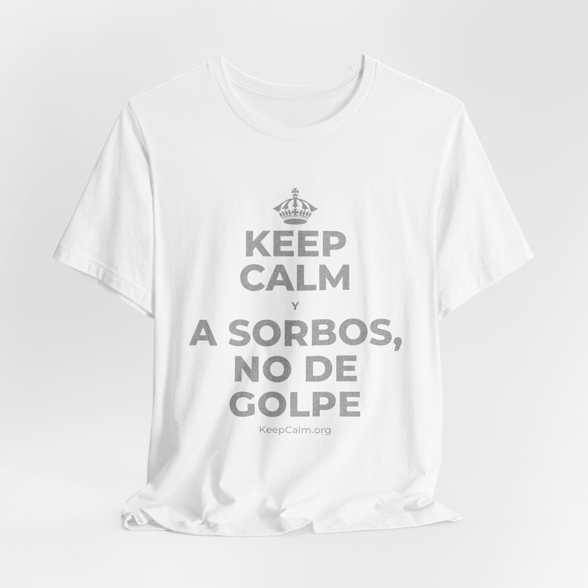 KEEP CALM Y A SORBOS, NO DE GOLPE T-Shirt (White–Asphalt)
