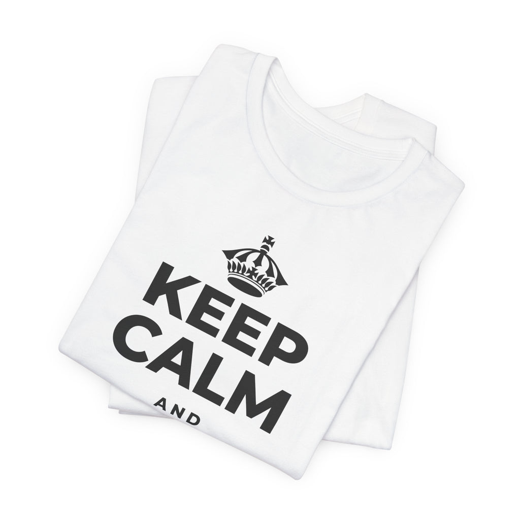 KEEP CALM AND வார இறுதிக்குள் மெதுவாக இறங்குங்கள் T-Shirt (White–Asphalt)