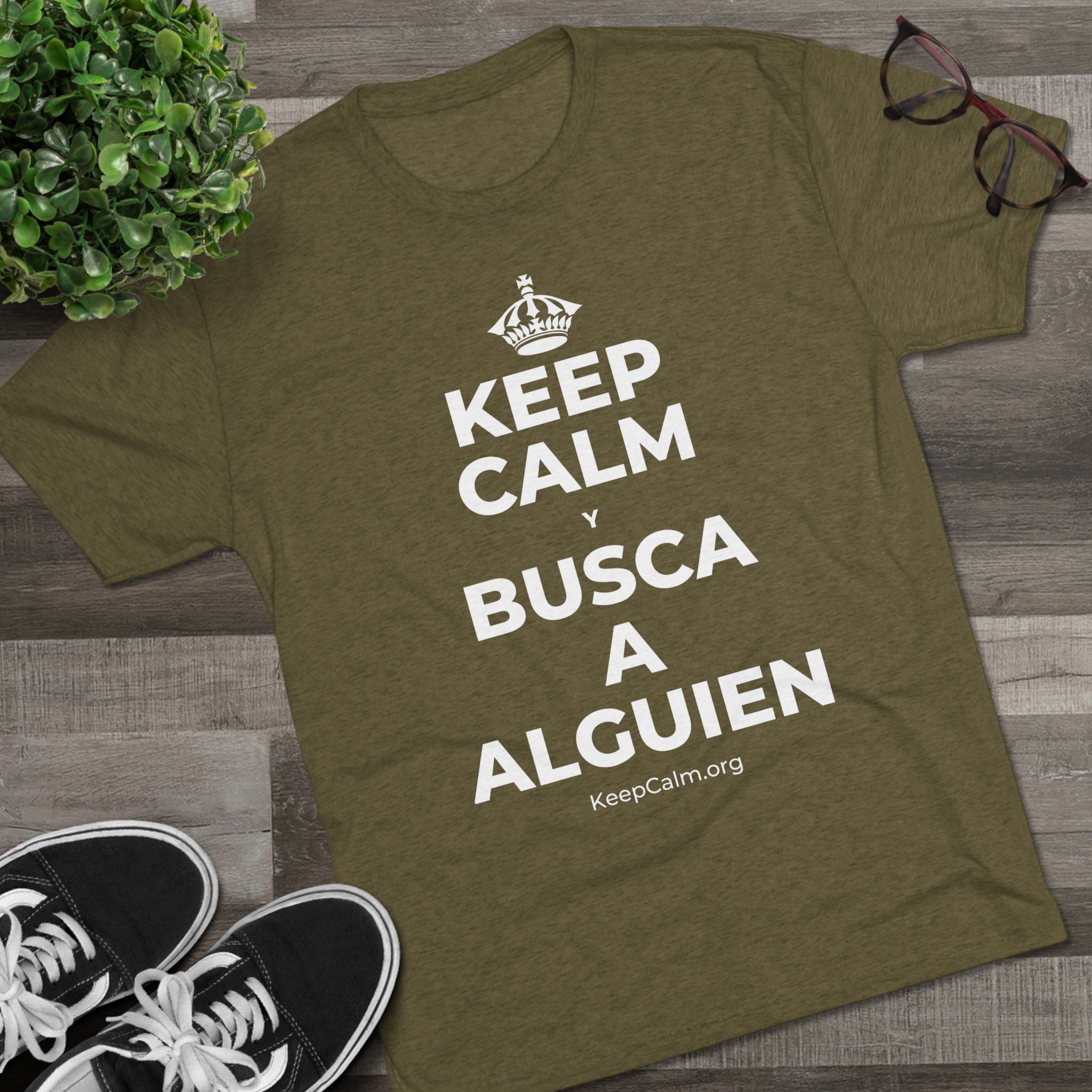 KEEP CALM Y BUSCA A ALGUIEN Tri-Blend Tee