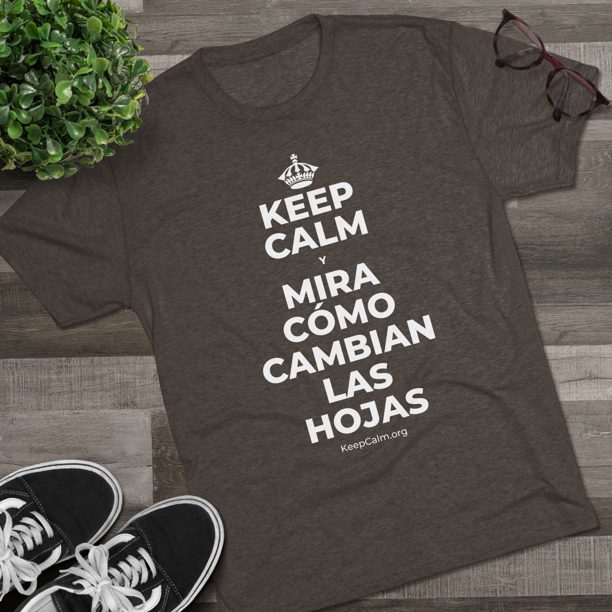 KEEP CALM Y MIRA CÓMO CAMBIAN LAS HOJAS Tri-Blend Tee
