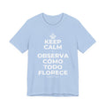 KEEP CALM Y OBSERVA CÓMO TODO FLORECE T-Shirt (Baby Blue–Silver)