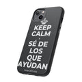 KEEP CALM Y SÉ DE LOS QUE AYUDAN Phone Case (Dark)