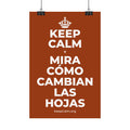KEEP CALM Y MIRA CÓMO CAMBIAN LAS HOJAS Satin Poster
