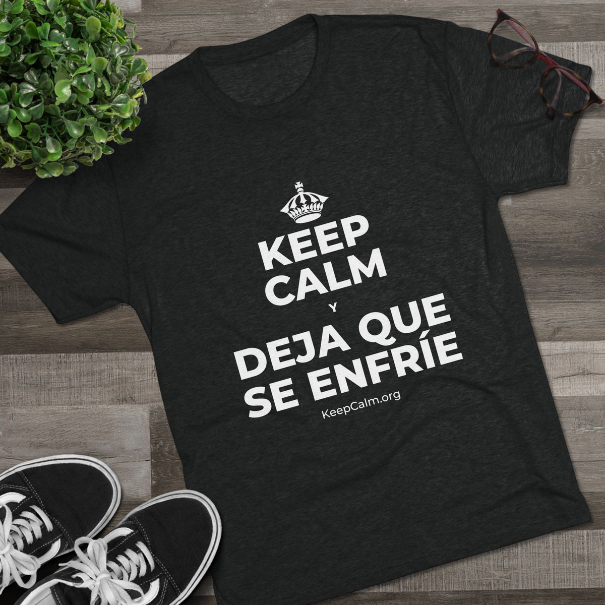 KEEP CALM Y DEJA QUE SE ENFRÍE Tri-Blend Tee