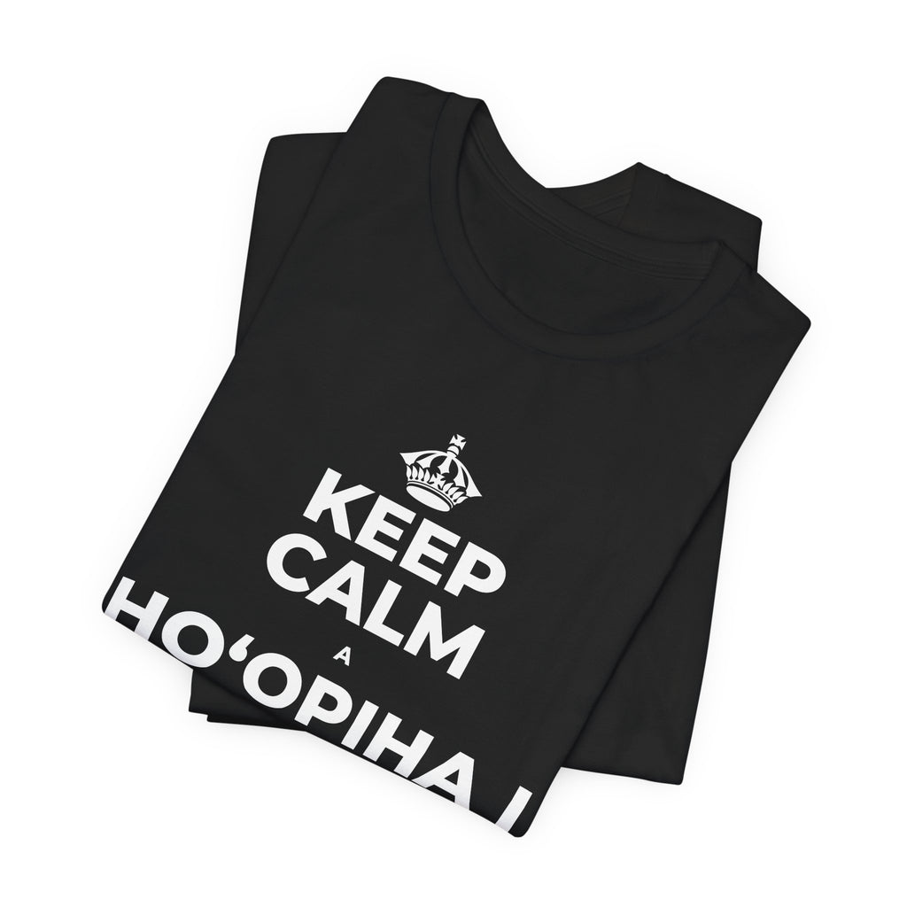 KEEP CALM A HOʻOPIHA I KOU KĪʻAHA ME KE ALOHA T-Shirt (White–Asphalt)