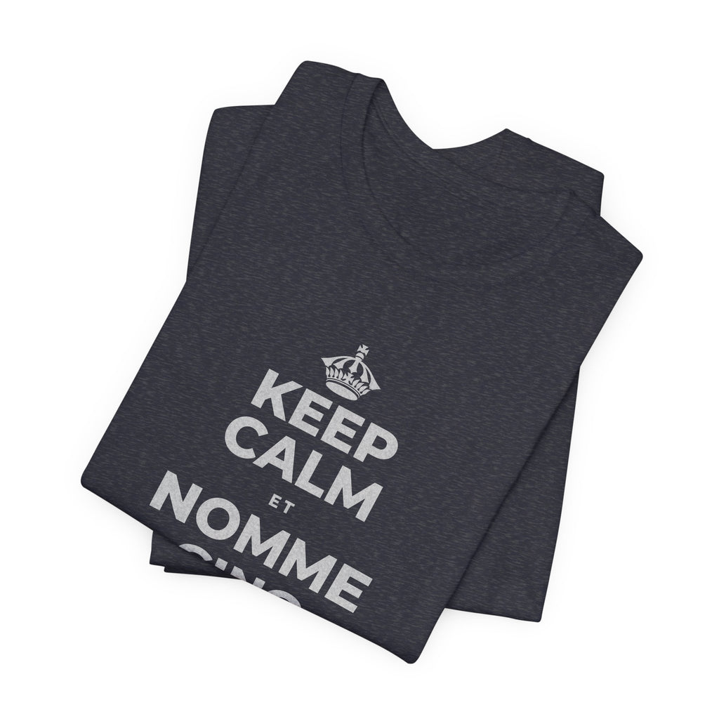 KEEP CALM ET NOMME CINQ CHOSES QUE TU VOIS T-Shirt (White–Asphalt)