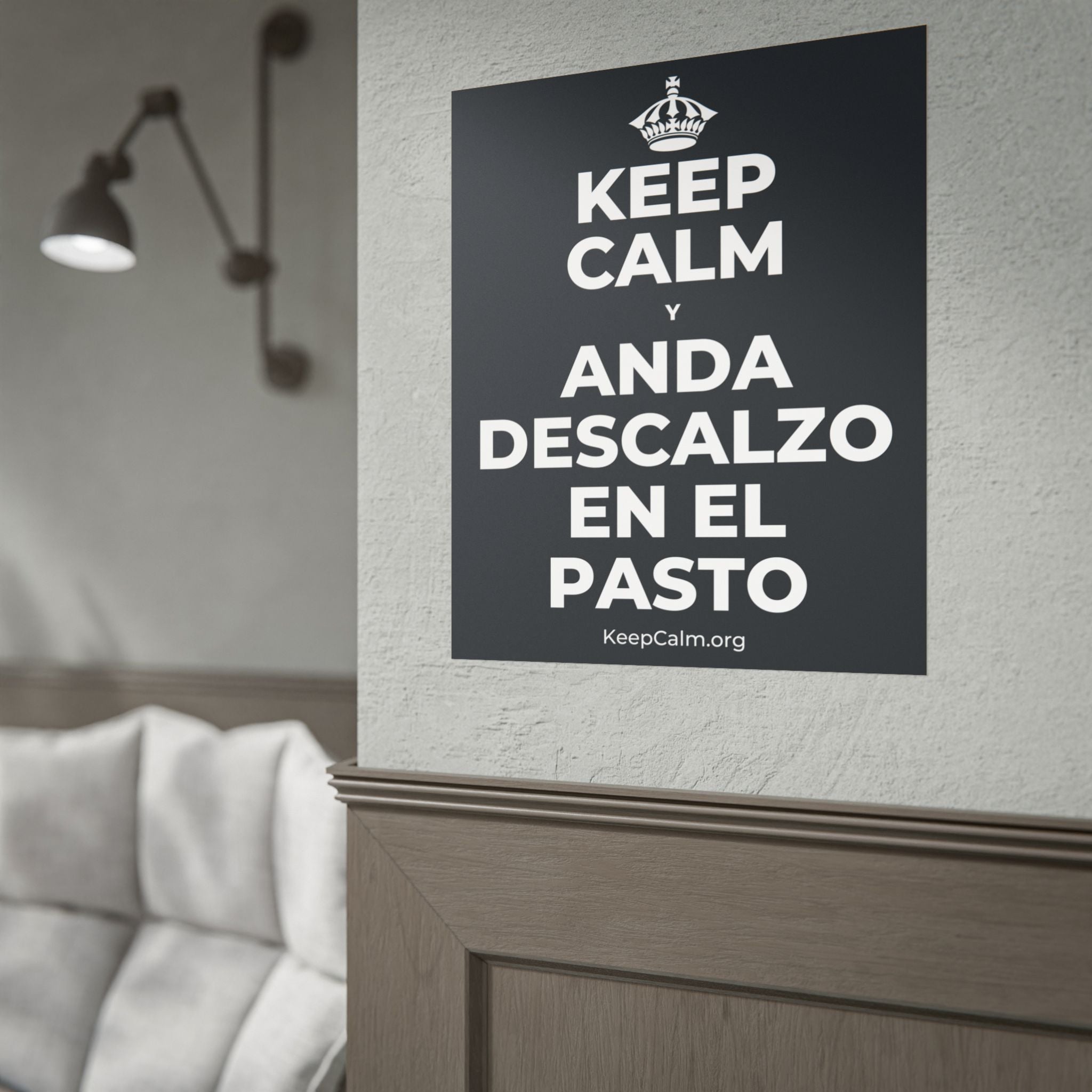 KEEP CALM Y ANDA DESCALZO EN EL PASTO Poster (Dark)