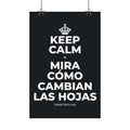 KEEP CALM Y MIRA CÓMO CAMBIAN LAS HOJAS Satin Poster (Dark)