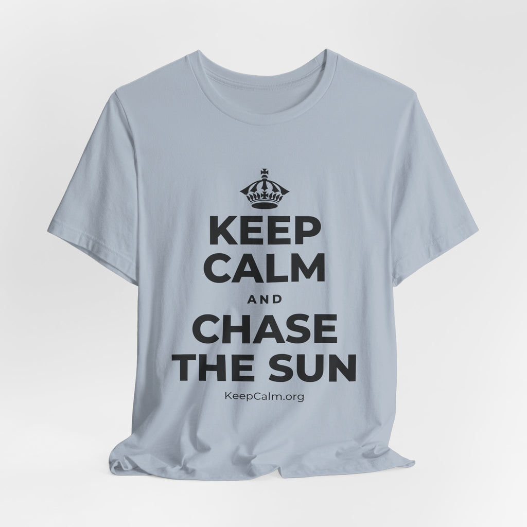 KEEP CALM AND CHASE THE SUN T-Shirt (White–Asphalt)
