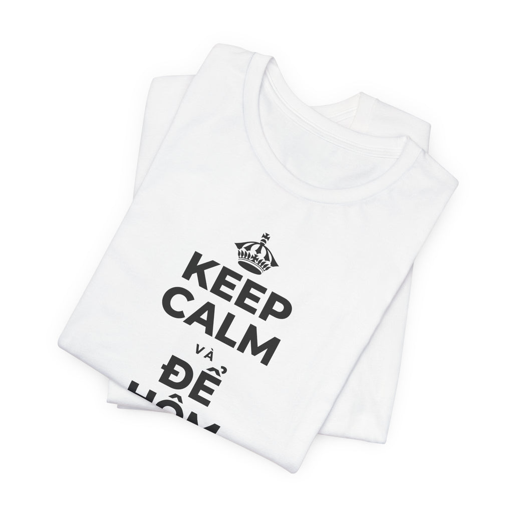 KEEP CALM VÀ ĐỂ HÔM NAY ĐƯỢC KHÓ T-Shirt (White–Asphalt)