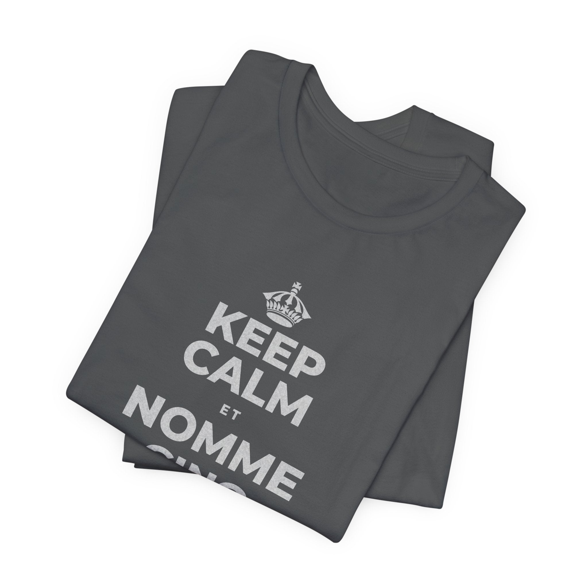 KEEP CALM ET NOMME CINQ CHOSES QUE TU VOIS T-Shirt (White–Asphalt)