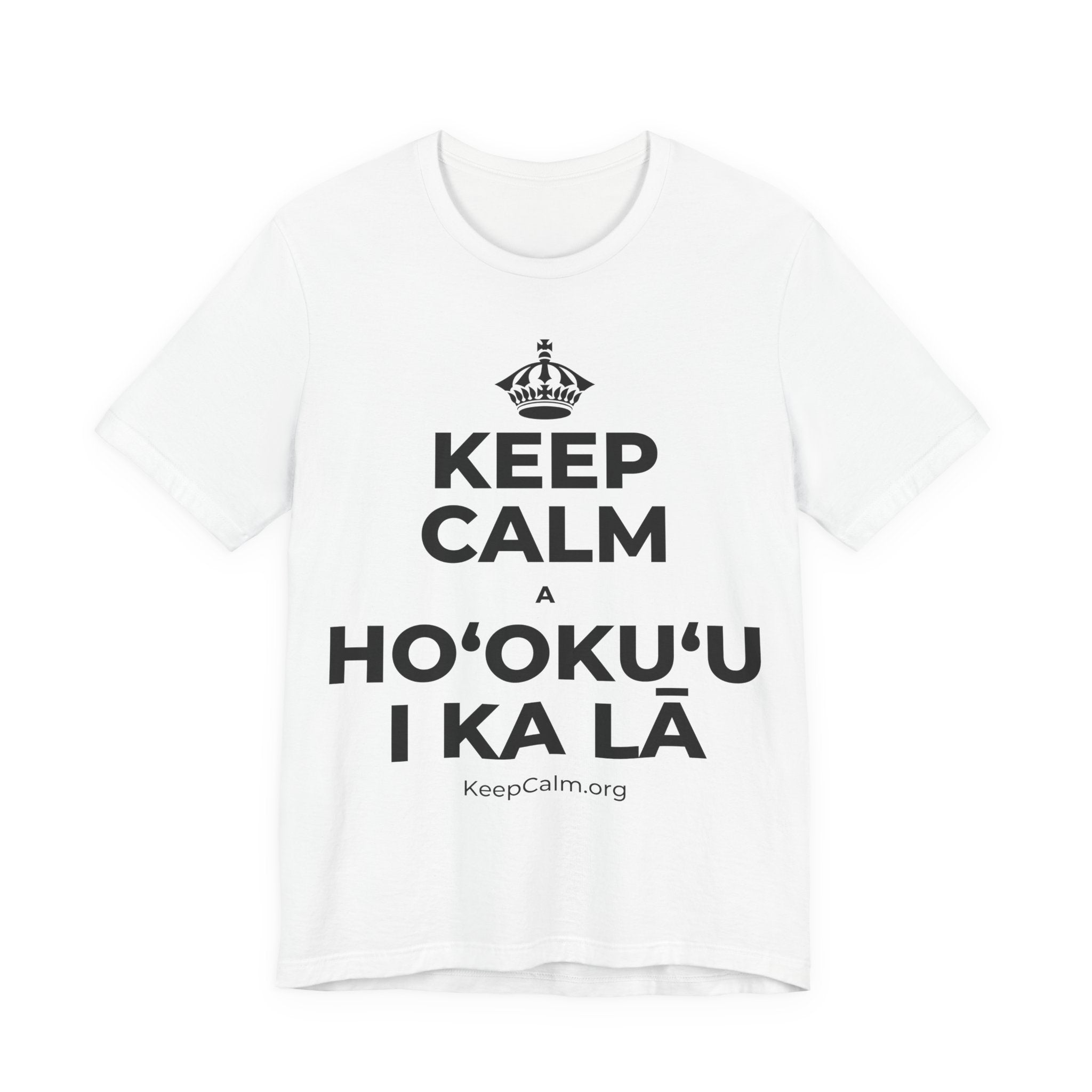 KEEP CALM A HOʻOKUʻU I KA LĀ T-Shirt (White–Asphalt)