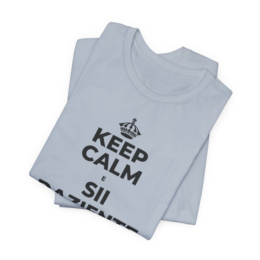 KEEP CALM E SII PAZIENTE CON LE NUOVE ABITUDINI T-Shirt (White–Asphalt)