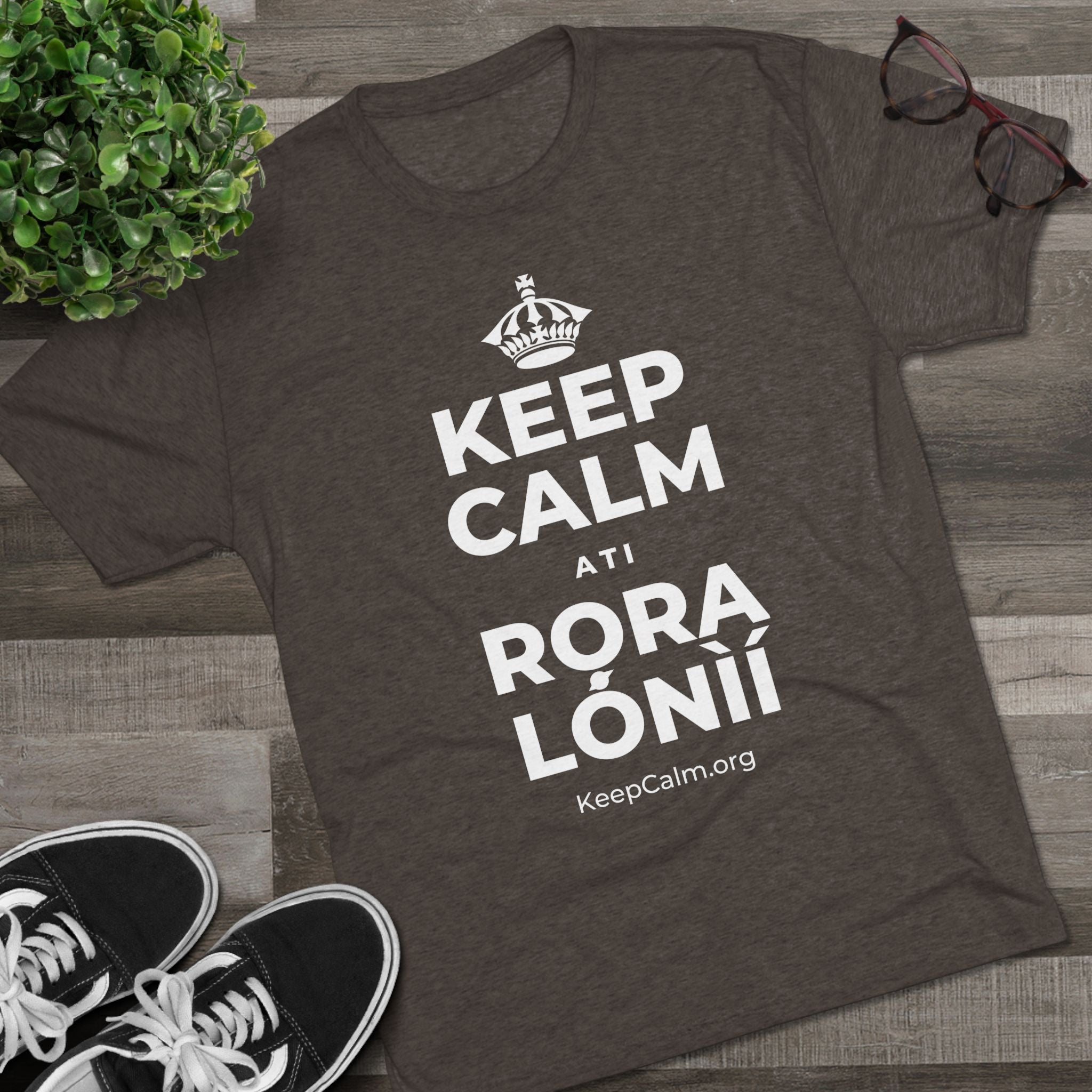 KEEP CALM ATI RỌRA LÓNÌÍ Tri-Blend Tee