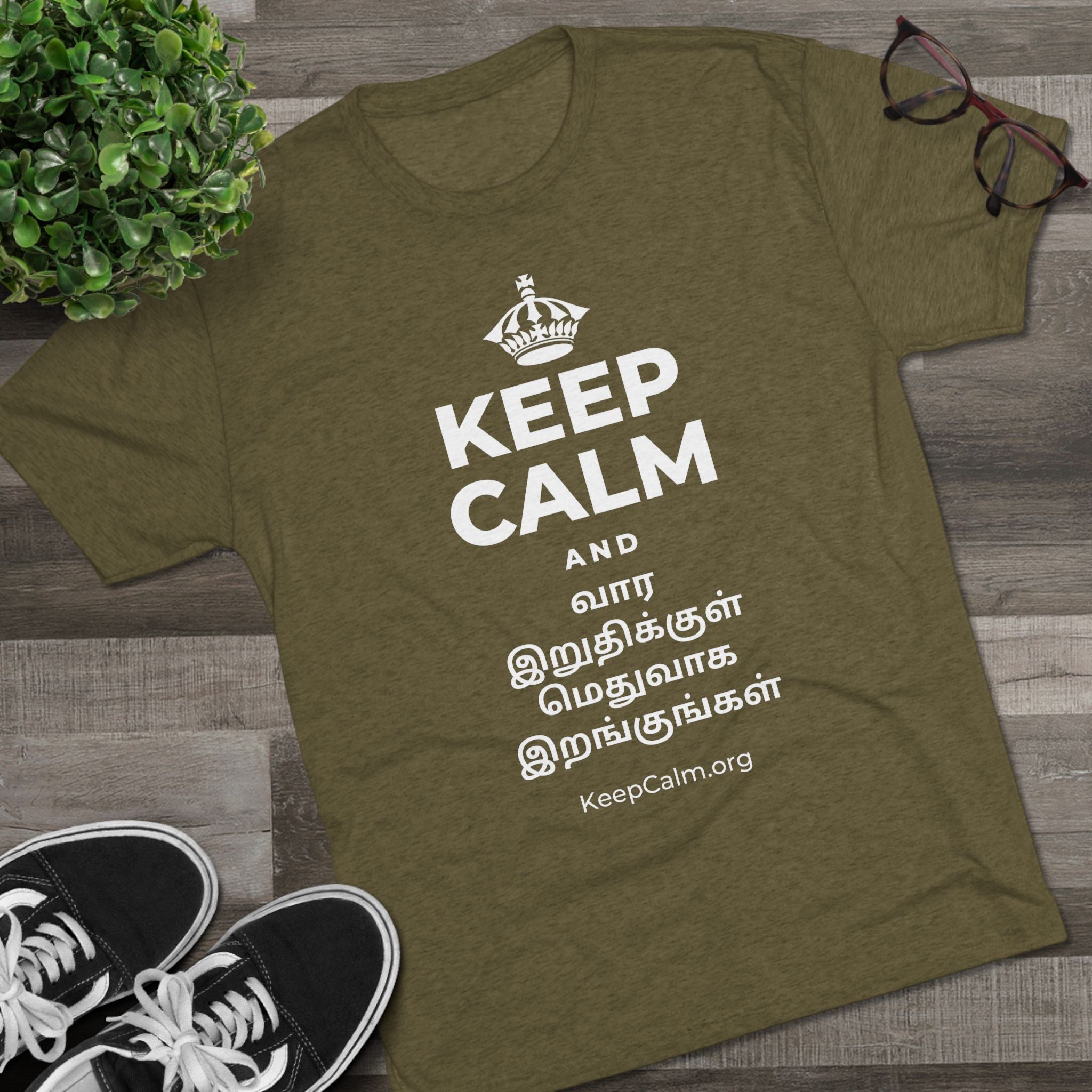 KEEP CALM AND வார இறுதிக்குள் மெதுவாக இறங்குங்கள் Tri-Blend Tee