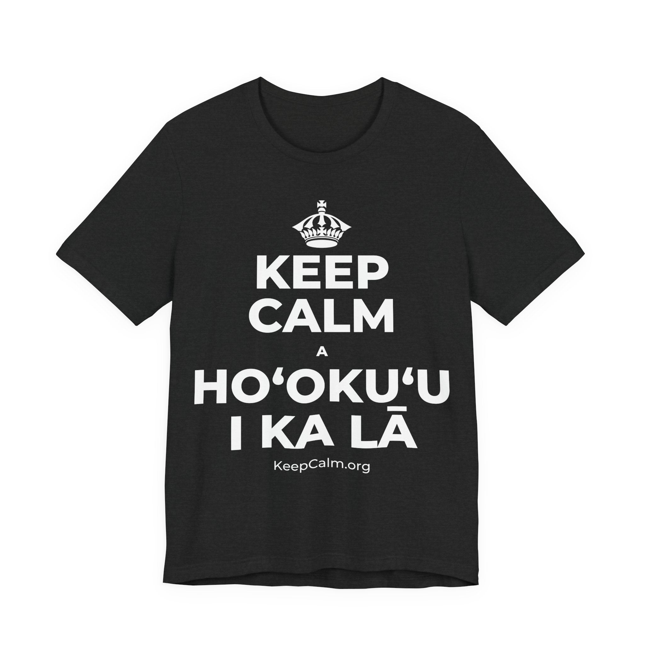 KEEP CALM A HOʻOKUʻU I KA LĀ T-Shirt (White–Asphalt)
