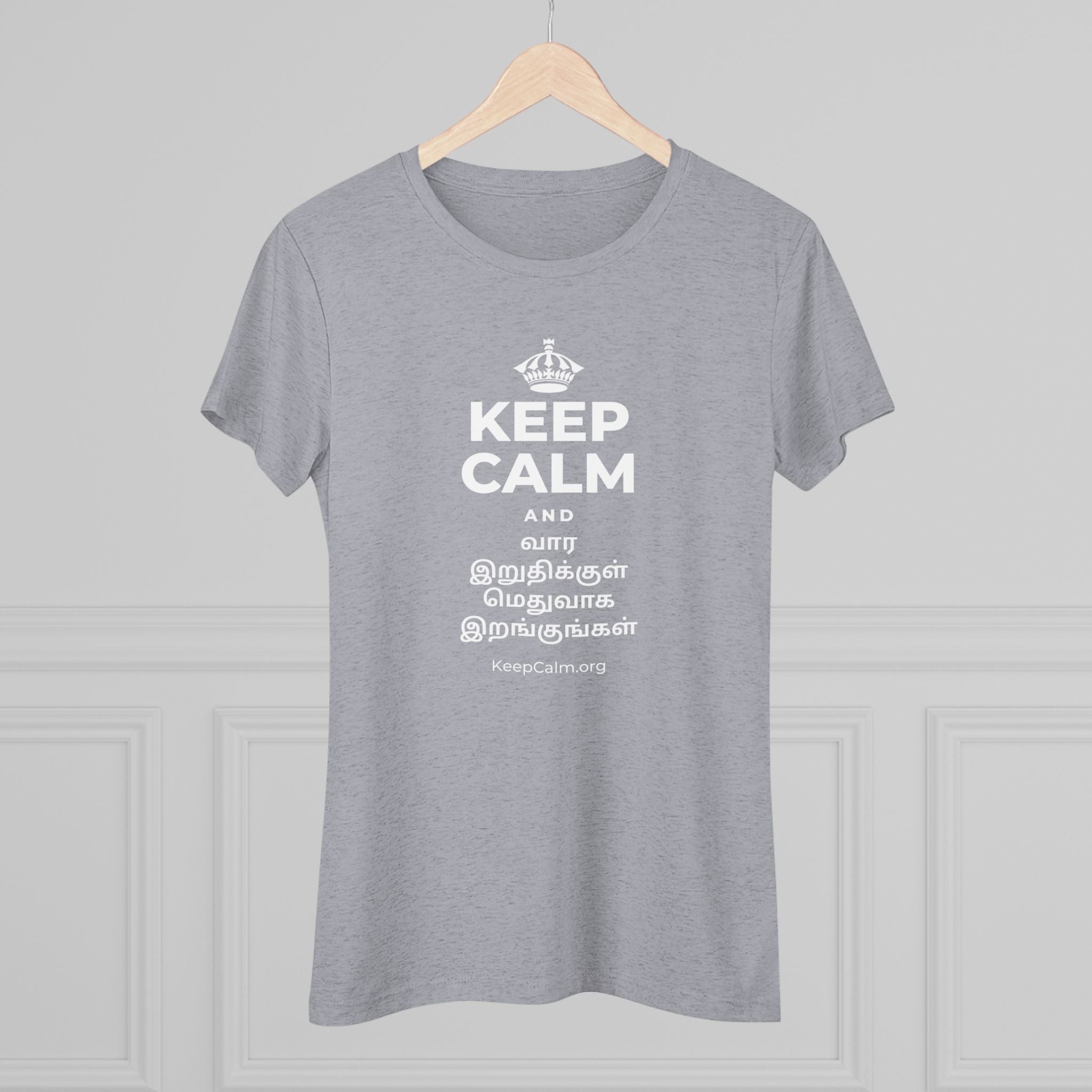 KEEP CALM AND வார இறுதிக்குள் மெதுவாக இறங்குங்கள் Women's Tri-Blend Tee