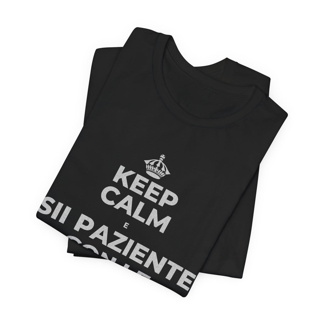 KEEP CALM E SII PAZIENTE CON LE NUOVE ABITUDINI T-Shirt (White–Asphalt)