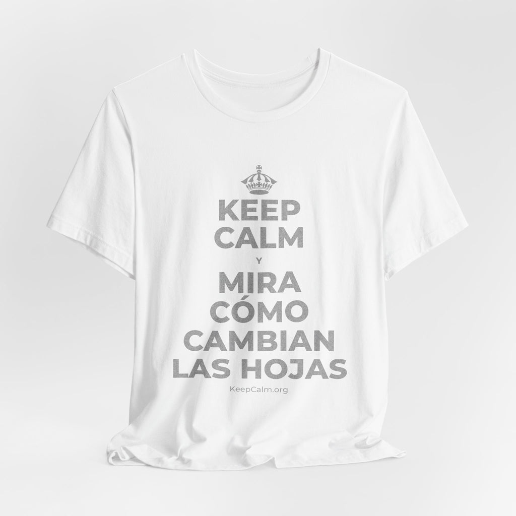 KEEP CALM Y MIRA CÓMO CAMBIAN LAS HOJAS T-Shirt (White–Asphalt)