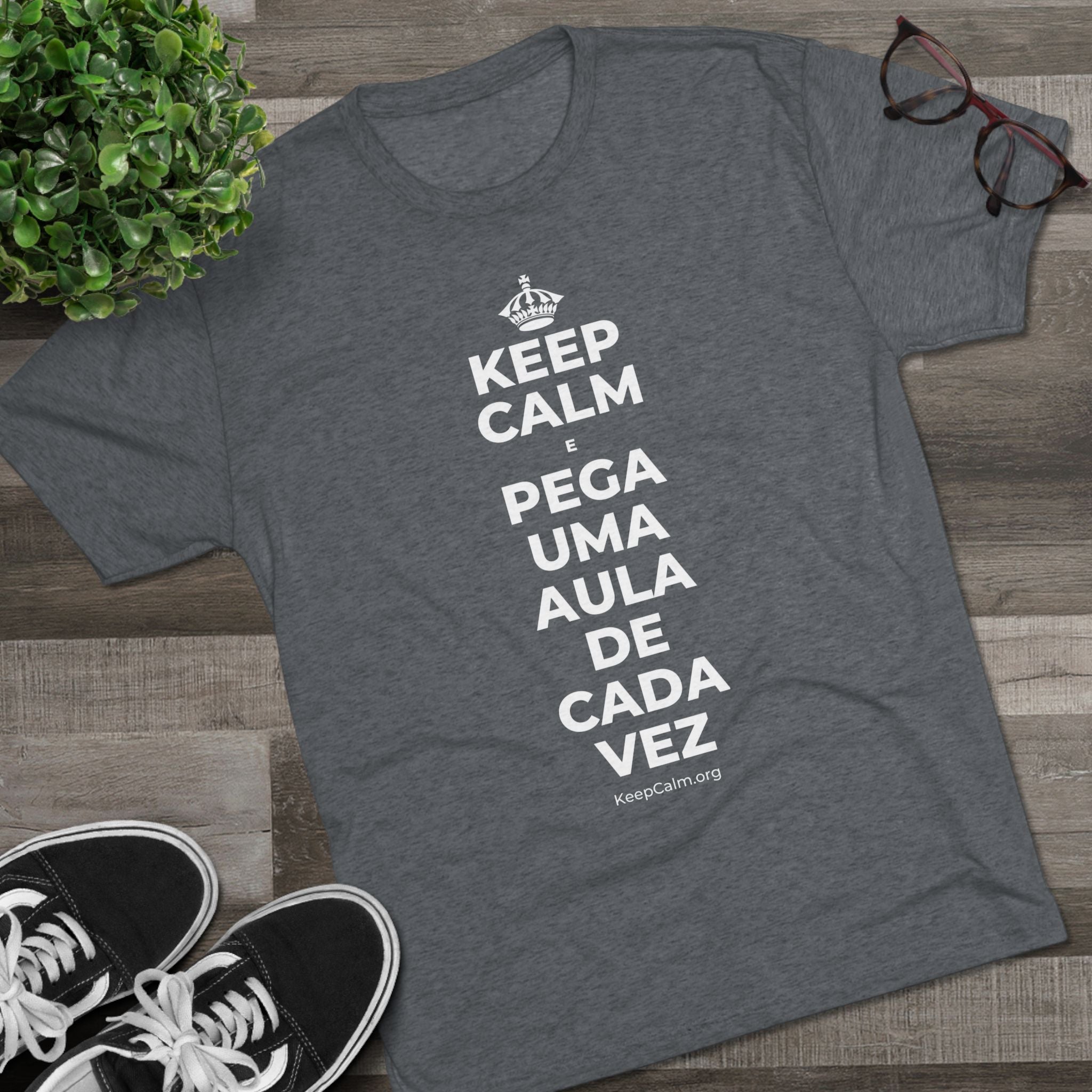 KEEP CALM E PEGA UMA AULA DE CADA VEZ Tri-Blend Tee