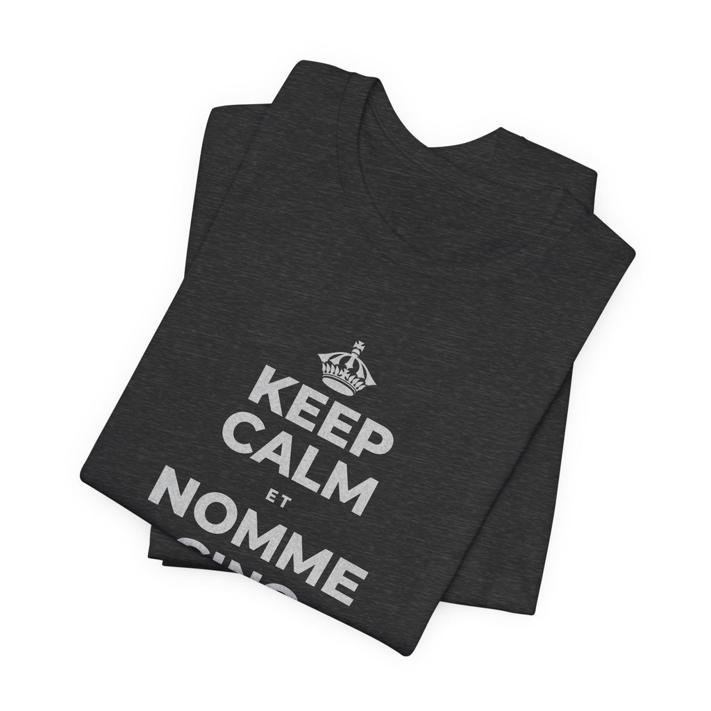 KEEP CALM ET NOMME CINQ CHOSES QUE TU VOIS T-Shirt (White–Asphalt)
