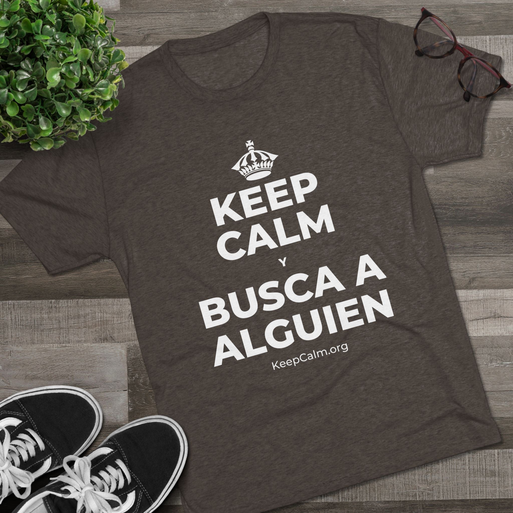 KEEP CALM Y BUSCA A ALGUIEN Tri-Blend Tee