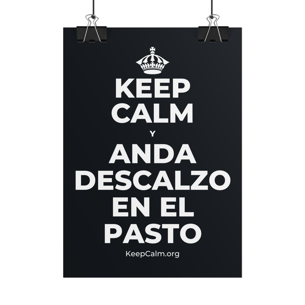 KEEP CALM Y ANDA DESCALZO EN EL PASTO Poster (Dark)