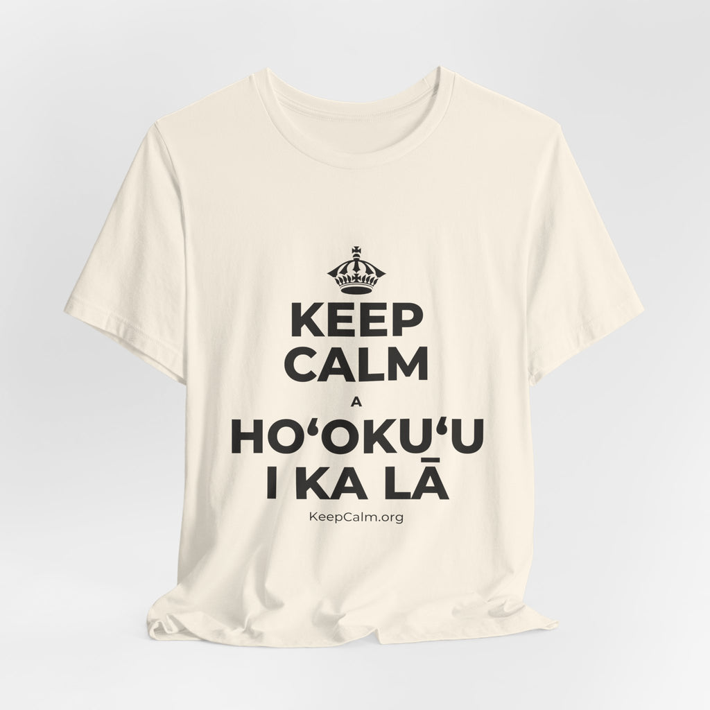 KEEP CALM A HOʻOKUʻU I KA LĀ T-Shirt (White–Asphalt)