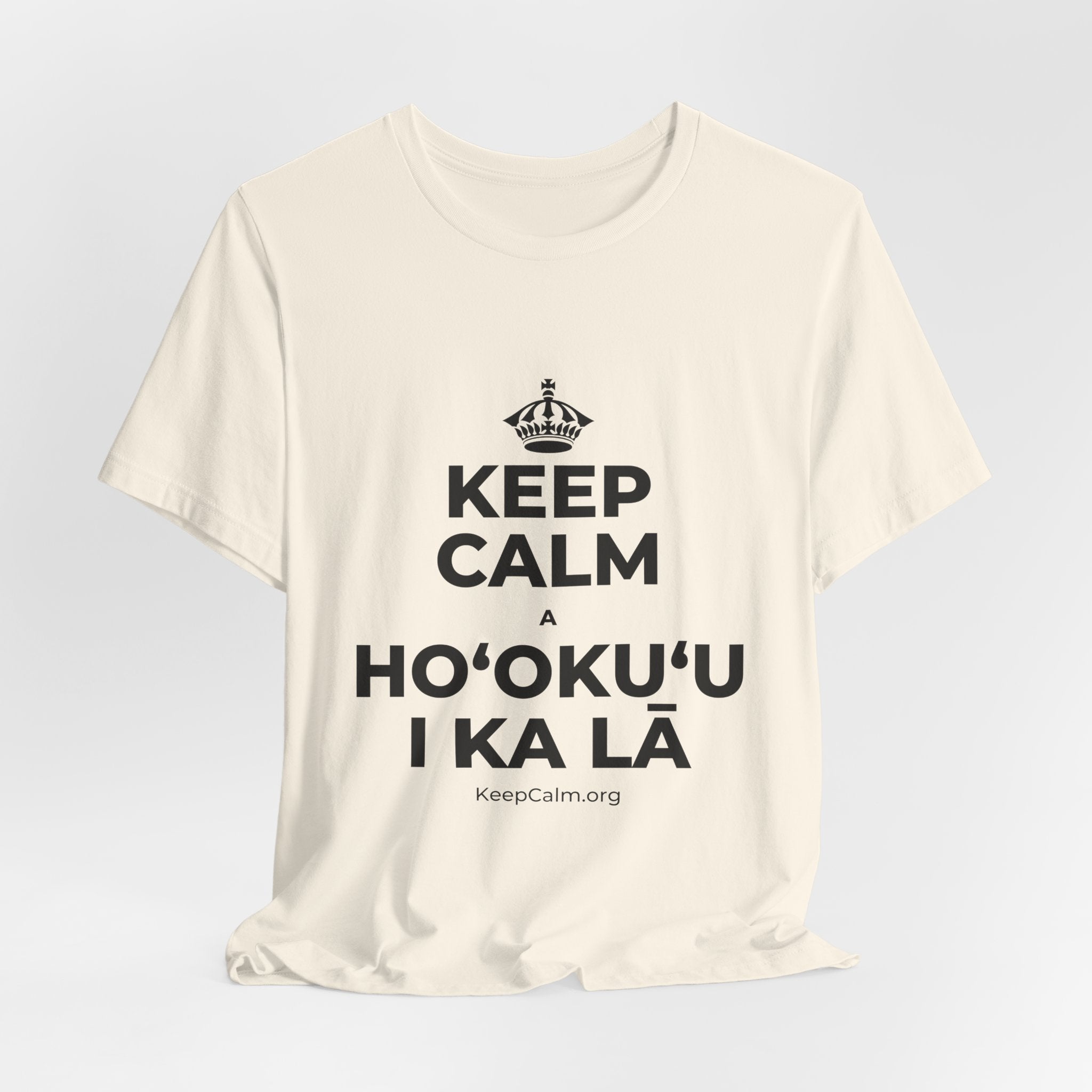 KEEP CALM A HOʻOKUʻU I KA LĀ T-Shirt (White–Asphalt)