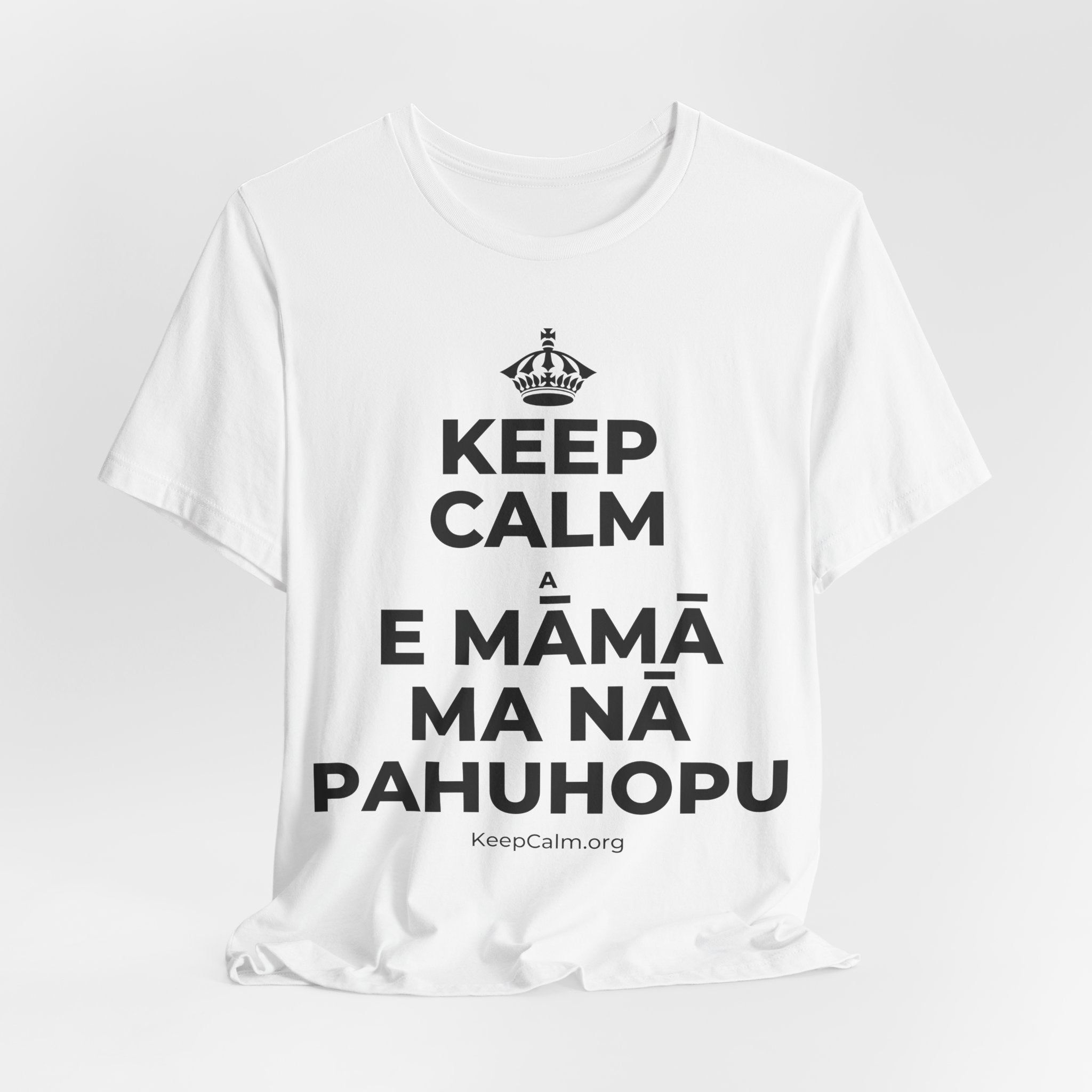KEEP CALM A E MĀMĀ MA NĀ PAHUHOPU T-Shirt (White–Asphalt)