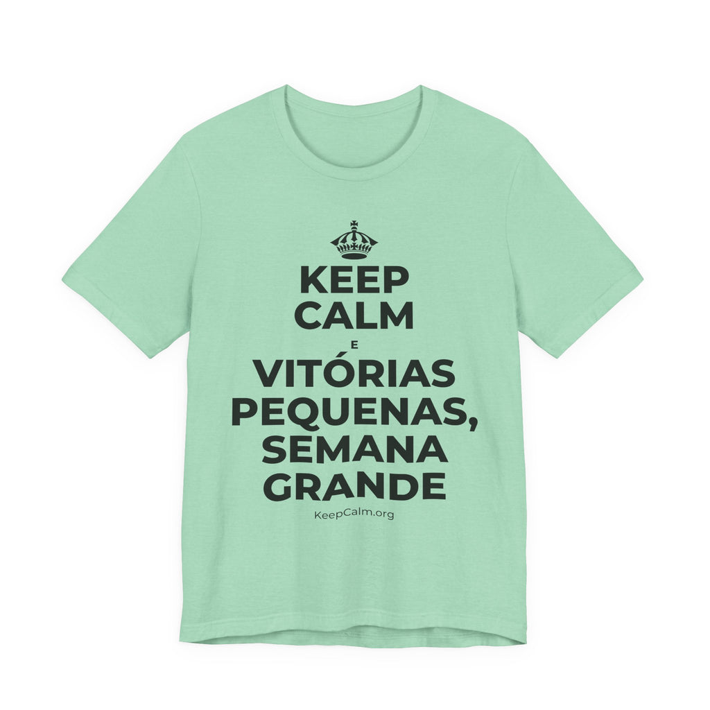 KEEP CALM E VITÓRIAS PEQUENAS, SEMANA GRANDE T-Shirt (Baby Blue–Silver)