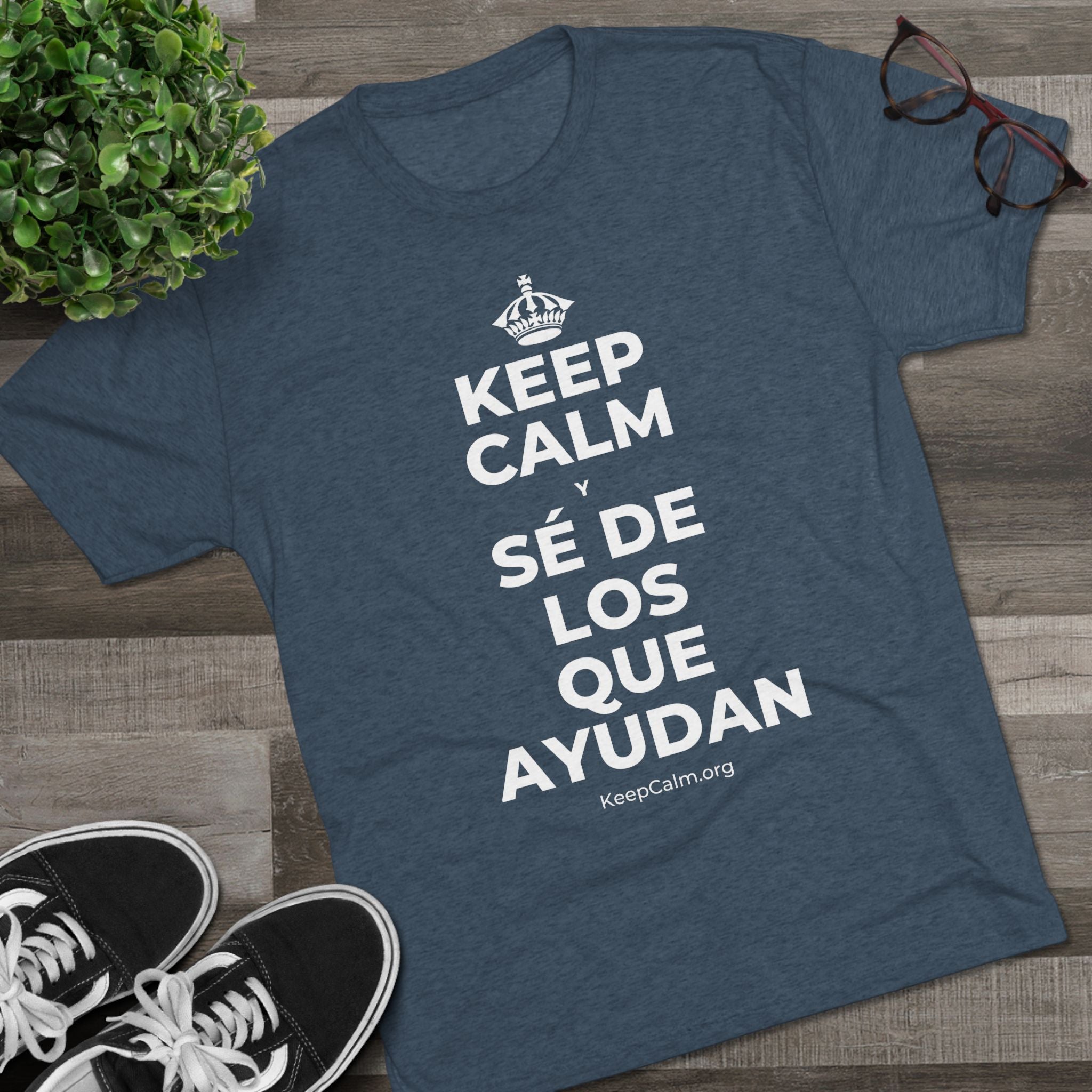 KEEP CALM Y SÉ DE LOS QUE AYUDAN Tri-Blend Tee