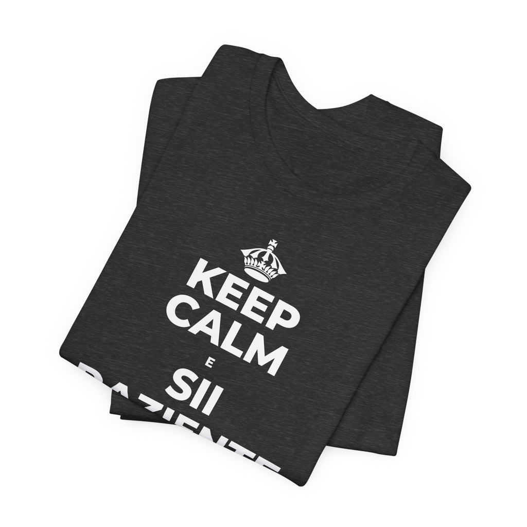 KEEP CALM E SII PAZIENTE CON LE NUOVE ABITUDINI T-Shirt (White–Asphalt)