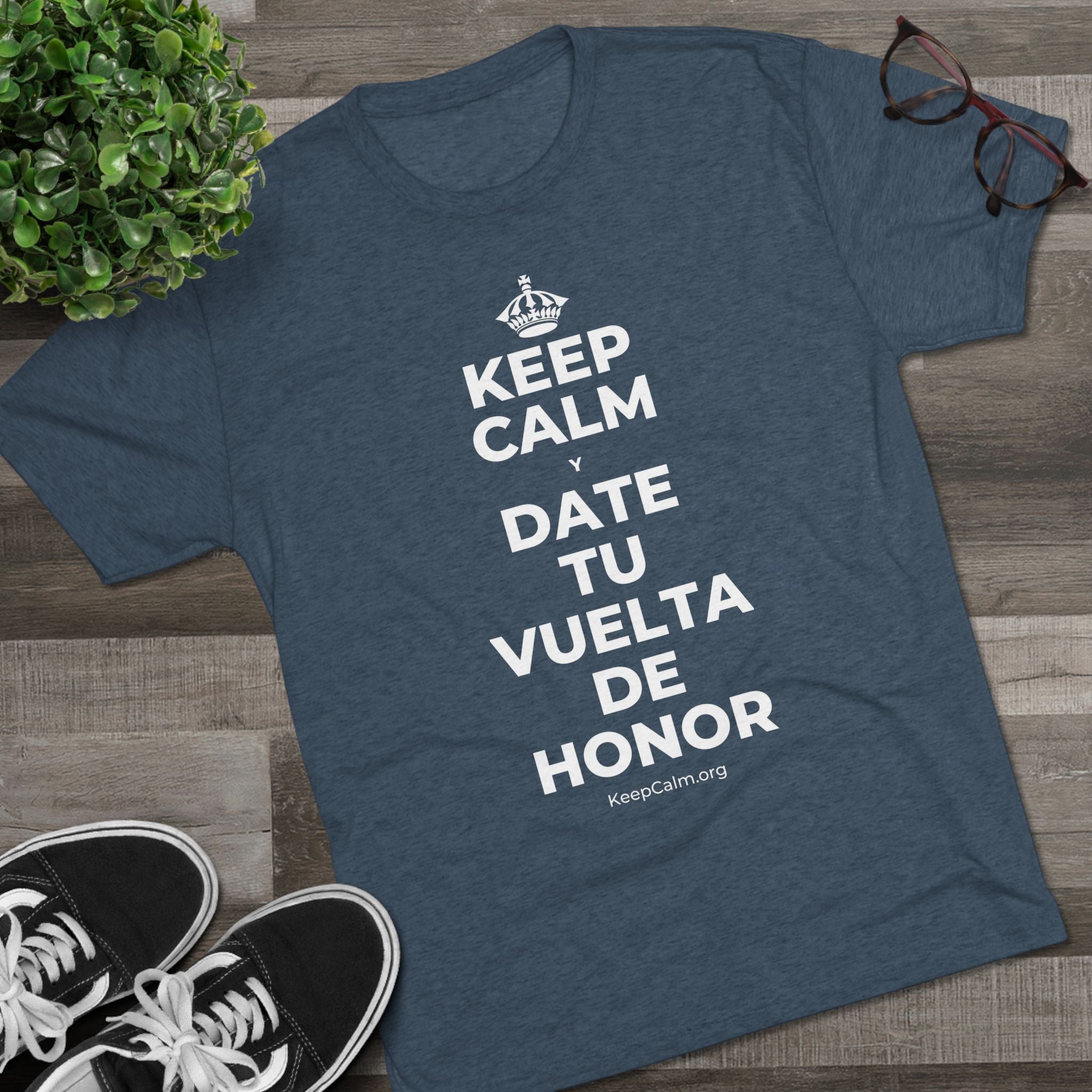 KEEP CALM Y DATE TU VUELTA DE HONOR Tri-Blend Tee