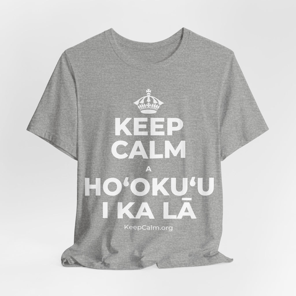 KEEP CALM A HOʻOKUʻU I KA LĀ T-Shirt (White–Asphalt)