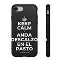 KEEP CALM Y ANDA DESCALZO EN EL PASTO Phone Case (Dark)