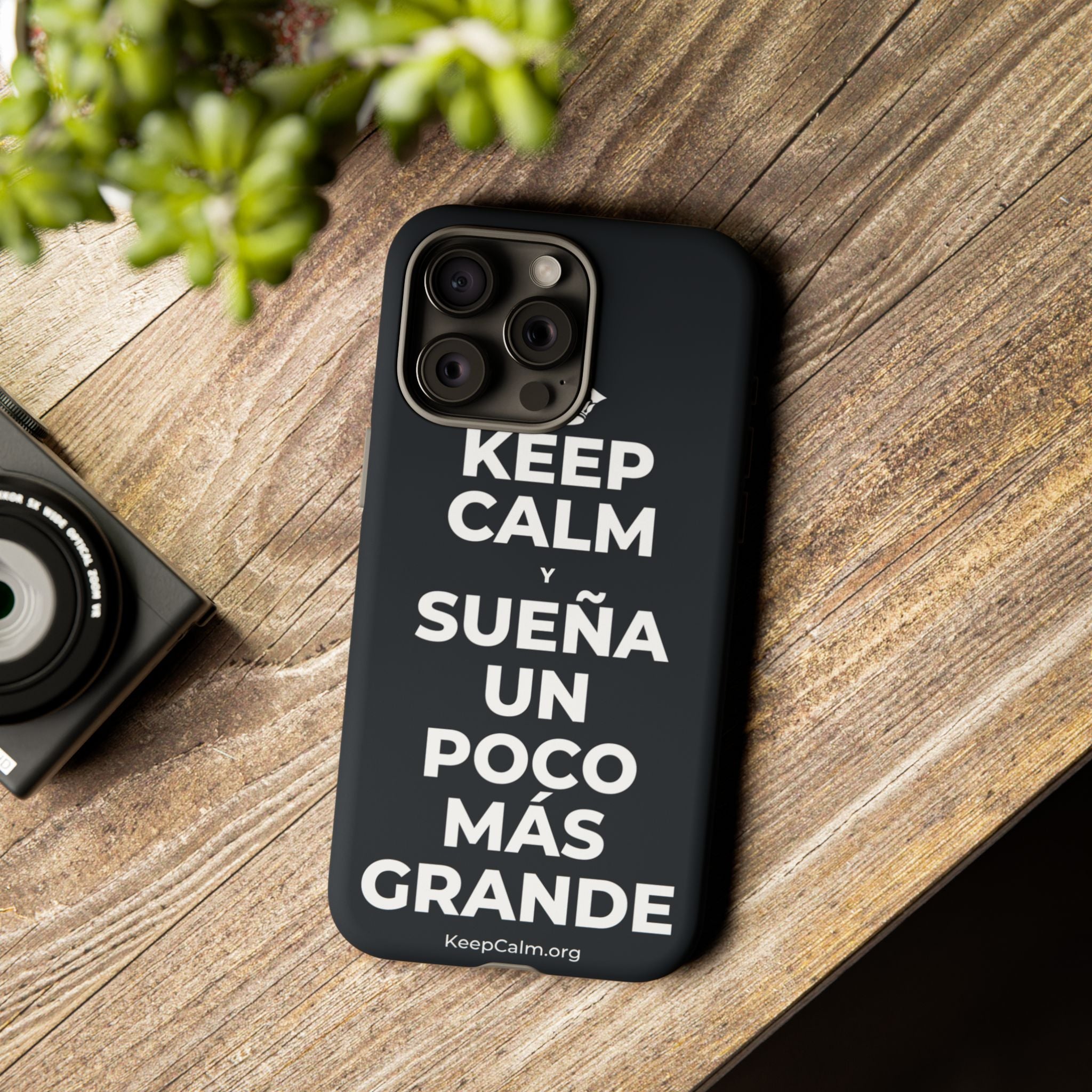 KEEP CALM Y SUEÑA UN POCO MÁS GRANDE Phone Case (Dark)