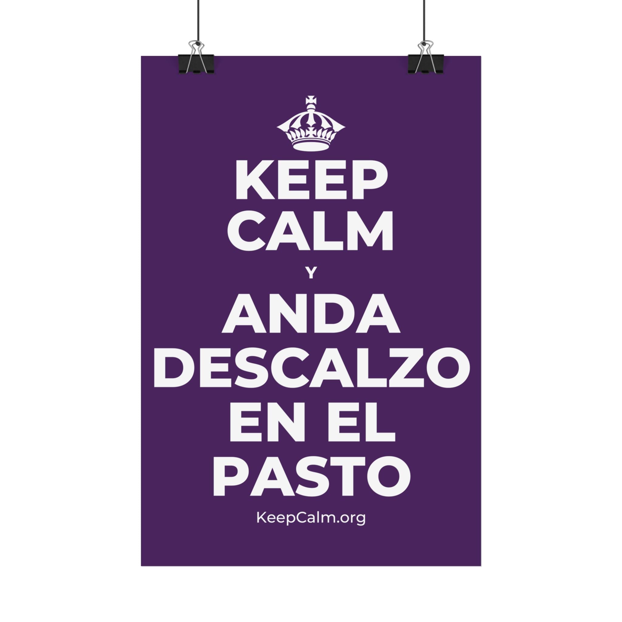 KEEP CALM Y ANDA DESCALZO EN EL PASTO Satin Poster