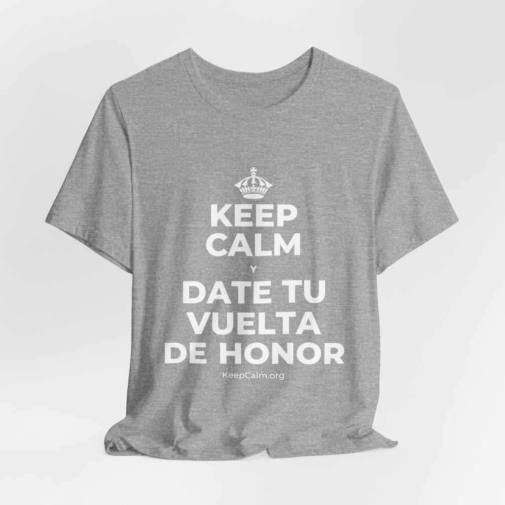KEEP CALM Y DATE TU VUELTA DE HONOR T-Shirt (White–Asphalt)